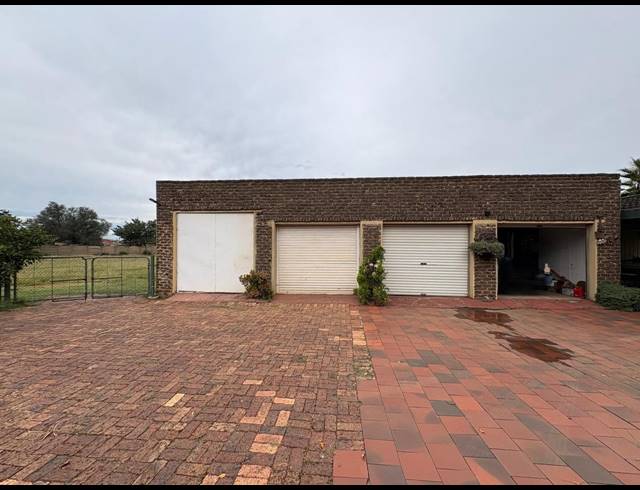 4 BEDROOM HOUSE FOR SALE IN VAN DER MERWES KROON